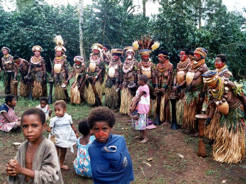 31 Chorus line of PNG women at a tribal ceremony 800