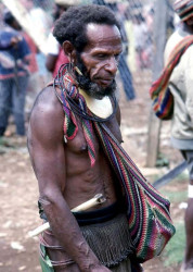 62 Tribesman with Arse Leaves and a Cassowary Knife 800