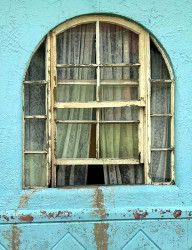 31 Window needing some paint in Belize 800
