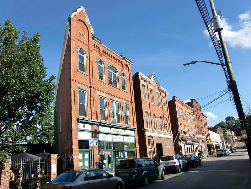 90 Street of triangular buildings in Pittsburgh 800