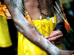 25 Sticking skewers through the arm 800