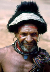 47 Tribesman along the trail to Tari  in PNG 800