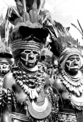 75 Two tribal women in Mt Hagen 800