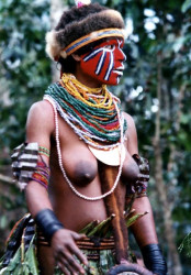 87 Young Huli Wigwoman at the Sing sing 800