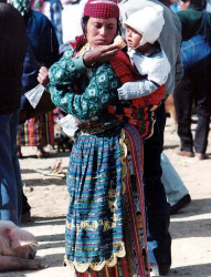 35 Sharing an ice cream cone at the market in Solala 800