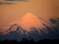 22 Volcano Villarica in Chile at sunset 800B