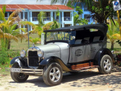 1929 Ford Taxi at the beach in Trinidad 2 800