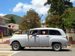 1951 Customized Chevrolet in Vinales 800