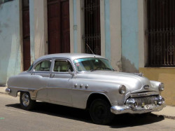 1952 Buick Super parked in Havana 800