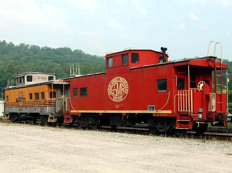 two great smokey mountain railroad cabooses 800