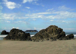 56. rocky beach at manual antonio in costa rica 800