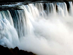 14 close up of niagara falls in new york 800