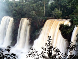 9 iguazu falls forming brazilian border 800