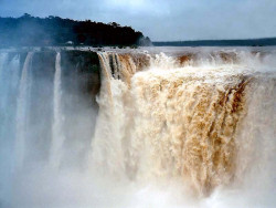 21 veil of mist at iguazu falls in brazil 800