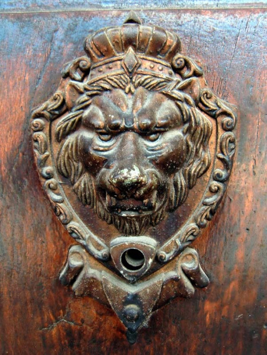 158 broken brass lion head in granada  nicaragua 800