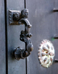 10 on a store front in antigua  guatemala 800
