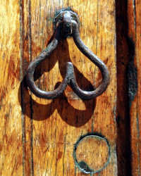 137 wrought iron door knocker in granada  nicaragua 800