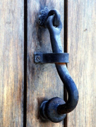 26 crude iron knocker in snta ana  el salvador 800