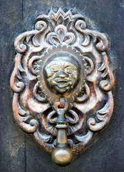 29 brass face knocker photphed in antigua  guatemala 800