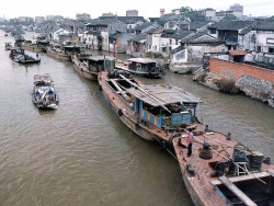 120 line of boats in suzhou  china 800