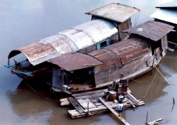4 houseboat family in thailand 800