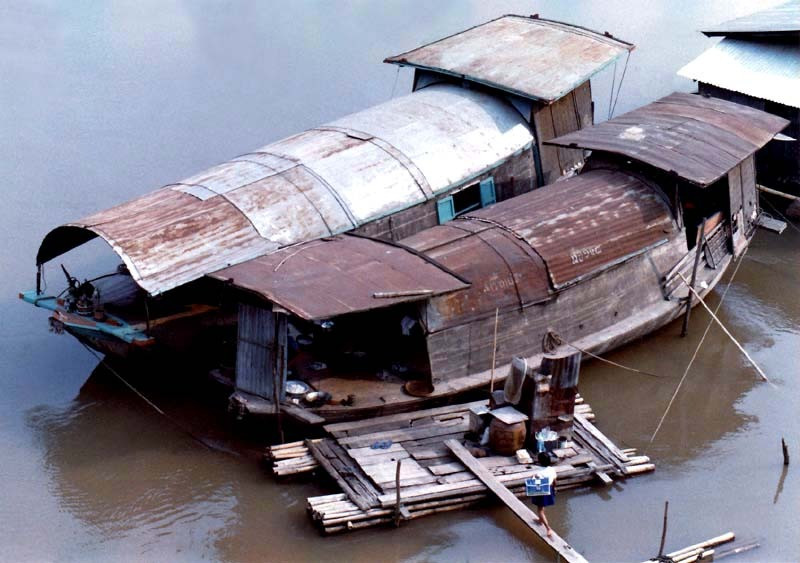 4 houseboat family in thailand 800