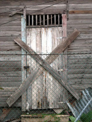 16  boarded up entrance on the island of bocas del toro in panama 800