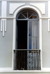 32 balcony in the historical section of dunedin  new zealand 800