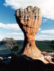 26 rock formation at vila velha state park 800