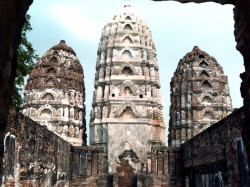 32 buddhist temples rising above the ruins 800