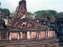 33 buddhist temple in ruins in central thailand 800