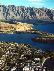 42 queenstown on lake wakatipu in new zealand 800