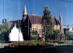 8 church reflecting in mirrors 800