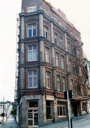 21 Narrow triangular corner building in New Zealand 800