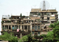 30 Rear of an aprtment building in Manila 800