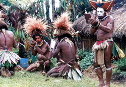 43 Huli Wigmen preparing for a Sing Sing 800a