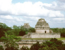 7 maya temple with pyramid in the background at tulum