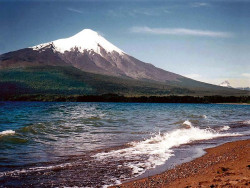 22 lake villarica with volcano villarica behind